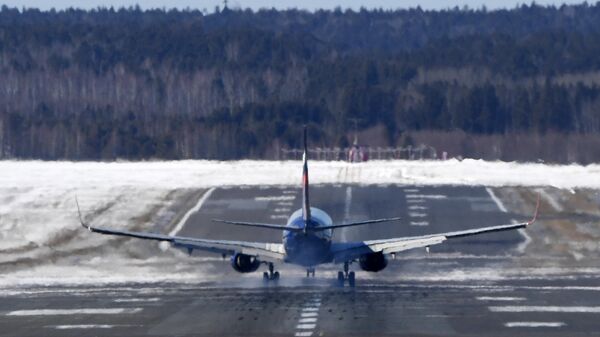 Самолет Boeing-737-800 авиакомпании Аэрофлот совершает посадку в международном аэропорту Красноярска Емельяново