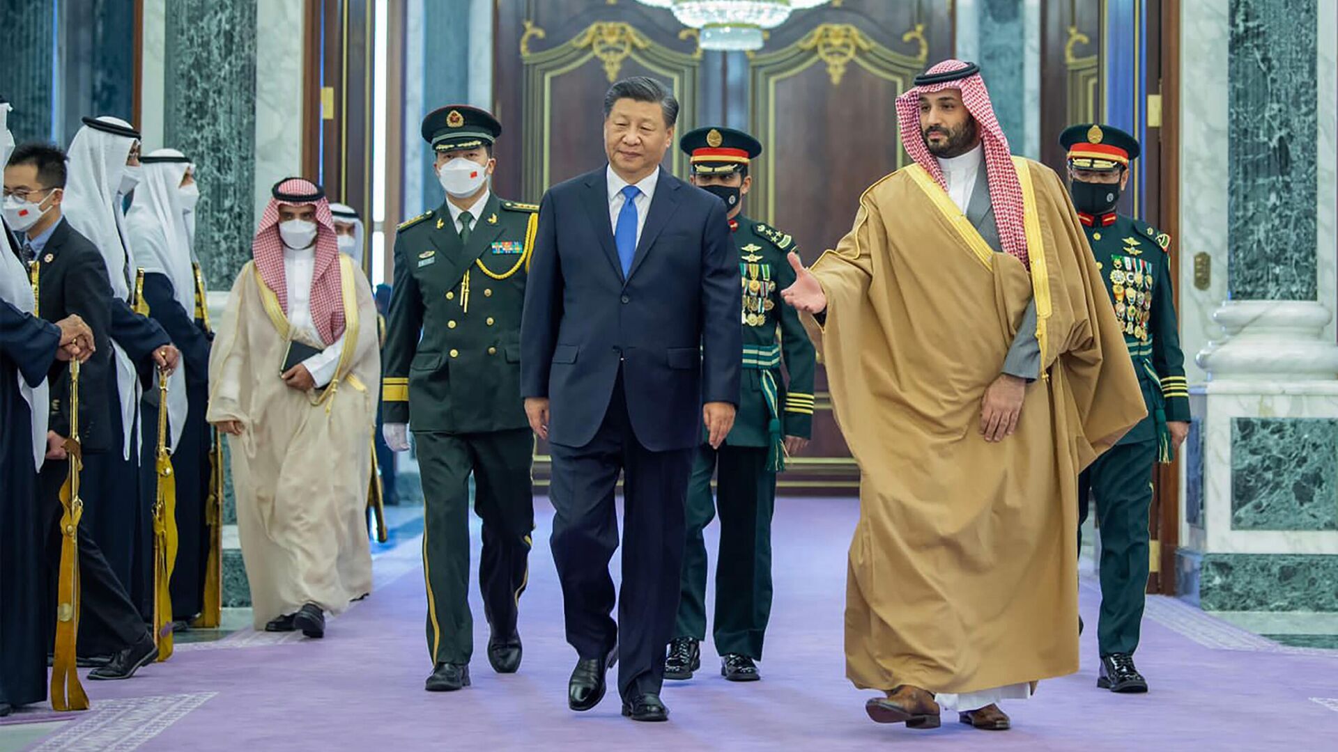 Председатель КНР Си Цзиньпин и наследный принц Саудовской Аравии Мухаммад бин Салман во время встречи в Эр-Рияде - РИА Новости, 1920, 21.12.2022