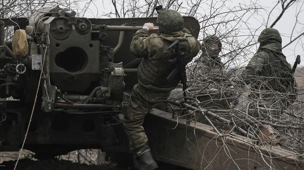 Военнослужащие артиллерийского расчета гаубицы Гиацинт вооруженных сил РФ перед работой по позициям ВСУ на Запорожском направлении