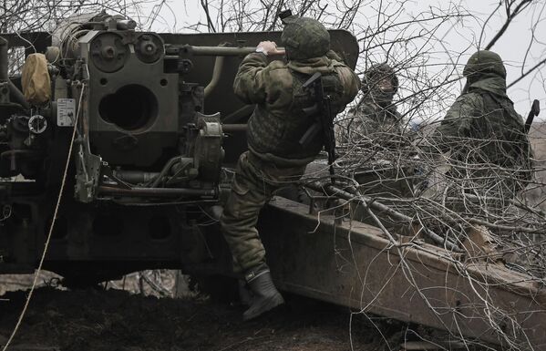 Военнослужащие артиллерийского расчета гаубицы Гиацинт вооруженных сил РФ перед работой по позициям ВСУ на Запорожском направлении