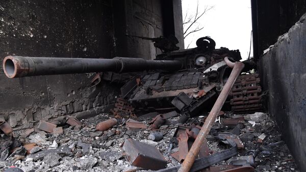 Уничтоженный танк ВСУ на позиции, утроенной в арке жилого дома в Северодонецке