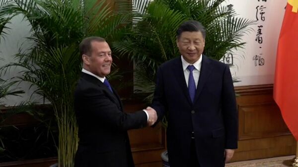 Кадры встречи Дмитрия Медведева с председателем КНР Си Цзиньпином в Пекине