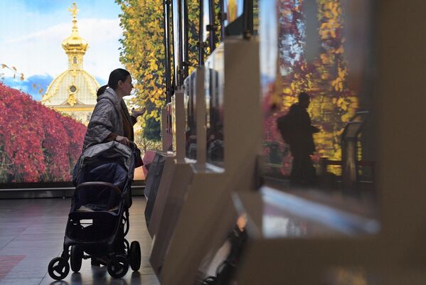 Женщина сдает в багаж детскую коляску в аэропорту Пулково