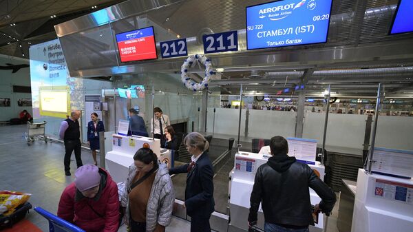 Пассажиры сдают багаж в аэропорту Пулково перед вылетом в Стамбул