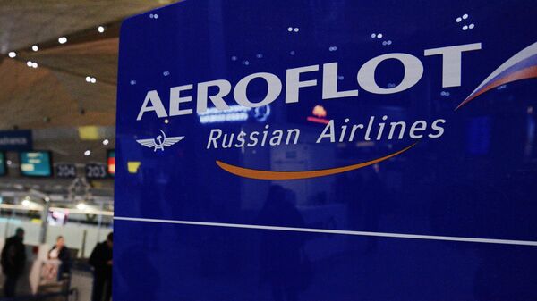 Символика Аэрофлота на стойке в аэропорту Пулково