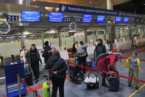 Пассажиры регистрируются на рейс в Стамбул в аэропорту Пулково
