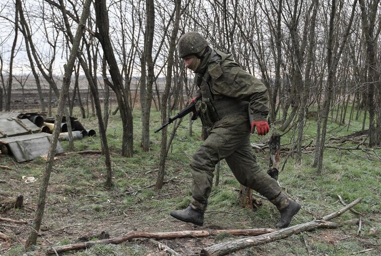 Военнослужащий артиллерийского расчета гаубицы Гиацинт вооруженных сил РФ перед работой по позициям ВСУ на Запорожском направлении