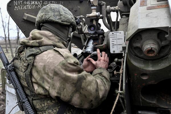 Военнослужащий артиллерийского расчета гаубицы Гиацинт вооруженных сил РФ наводит орудие перед работой по позициям ВСУ на Запорожском направлении