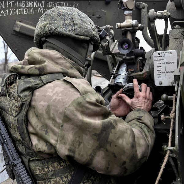 Военнослужащий артиллерийского расчета гаубицы Гиацинт вооруженных сил РФ наводит орудие перед работой по позициям ВСУ на Запорожском направлении Военнослужащий артиллерийского расчета гаубицы Гиацинт вооруженных сил РФ наводит орудие перед работой по позициям ВСУ на Запорожском направлении