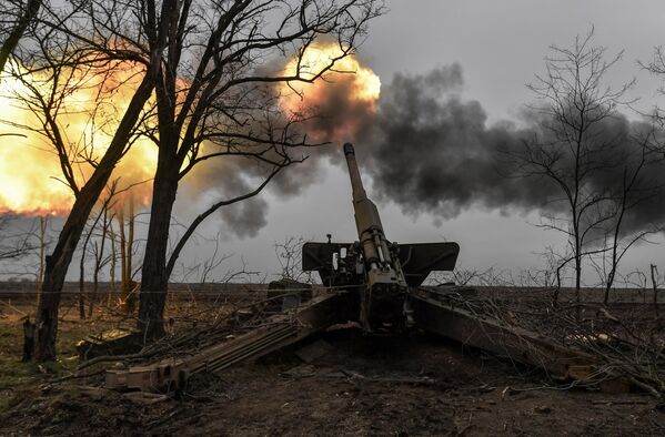 Работа артиллерийского расчета гаубицы Гиацинт вооруженных сил РФ перед работой по позициям ВСУ на Запорожском направлении