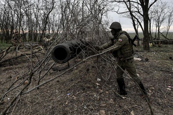 Военнослужащие артиллерийского расчета гаубицы Гиацинт вооруженных сил РФ маскируют орудие после работы по позициям ВСУ на Запорожском направлении