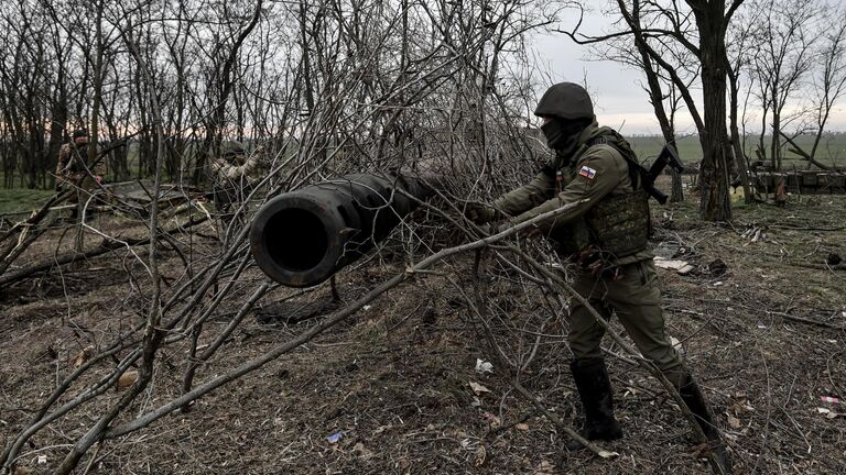 Военнослужащие артиллерийского расчета гаубицы Гиацинт вооруженных сил РФ маскируют орудие после работы по позициям ВСУ на Запорожском направлении