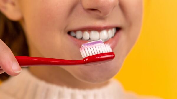 Фотография на тему Девочка чистит зубы | PressFoto