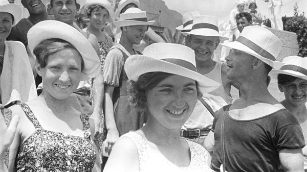Молодежь, отдыхающая в Ялте. Крым (Крымская АССР), 1939 год