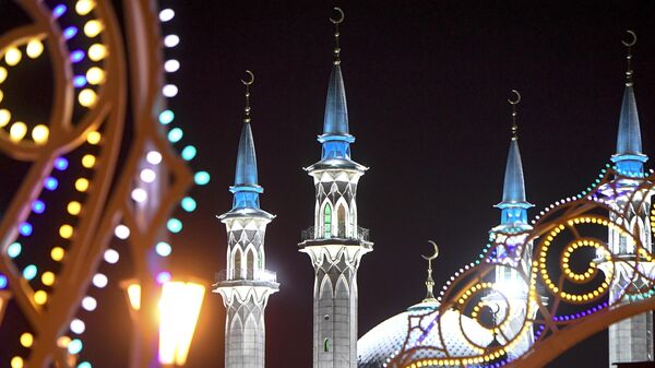 Новогодние украшения у мечети Кул Шариф в Казанском кремле в Казани