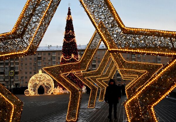 Молодой человек у новогодней инсталляции на Проспекте Вернадского в Москве