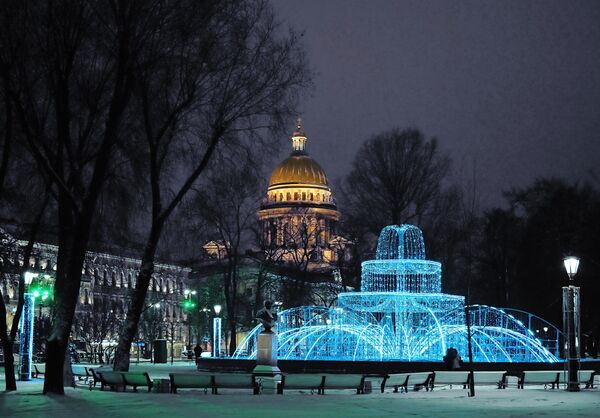 Центр Санкт-Петербурга, украшенный к Новому году