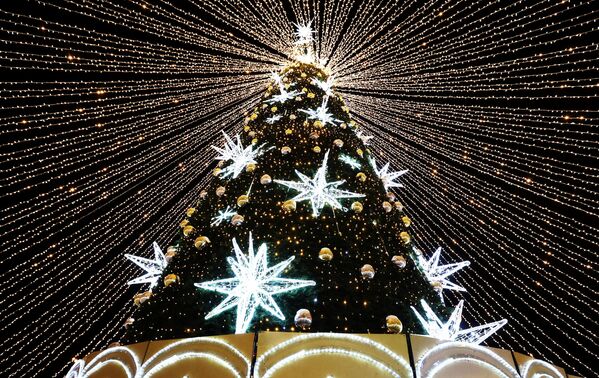 Новогодняя ель на центральной площади Пять углов в Мурманске