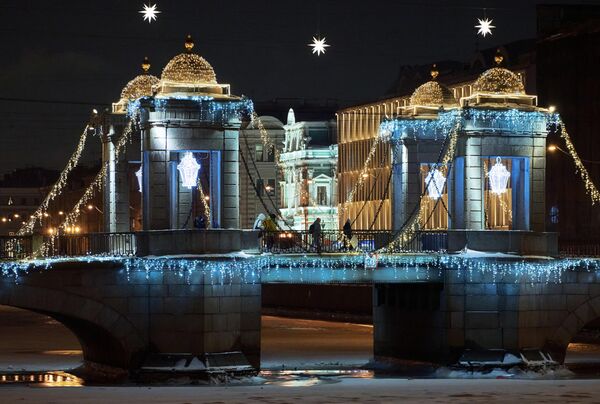 Новогодняя подсветка моста Ломоносова на реке Фонтанке в Санкт-Петербурге