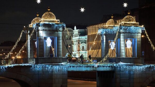 Новогодняя подсветка моста Ломоносова на реке Фонтанке в Санкт-Петербурге