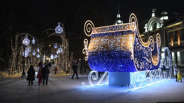 Декоративное сооружение Карета в новогодних украшениях в Первомайском сквере в Новосибирске