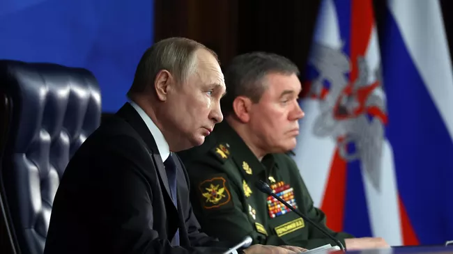 Президент России Владимир Путин и начальник Генерального штаба Вооруженных сил Российской Федерации, первый заместитель министра обороны России Валерий Герасимов на расширенном заседании коллегии Министерства обороны