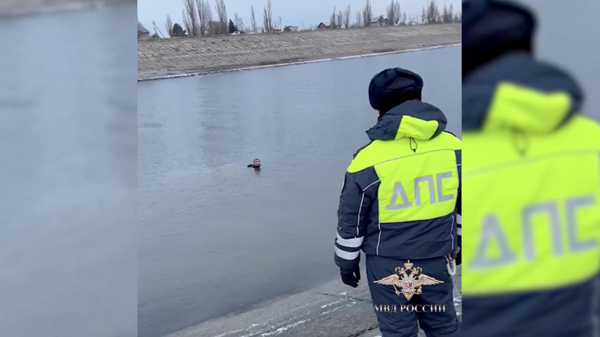 Задержание подозреваемого в нападении с ножом на свою бывшую девушку на канале у Волжской ГЭС - РИА Новости, 1920, 21.12.2022