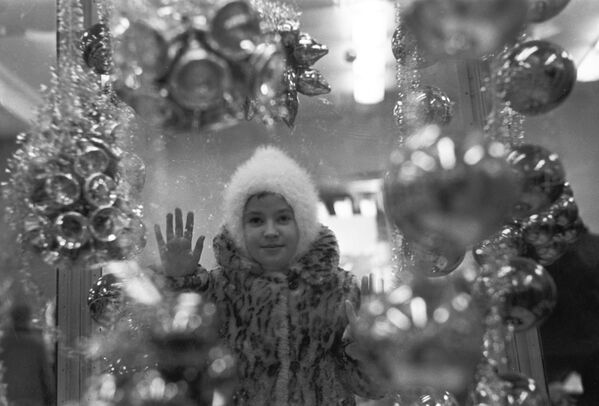 Девочка у витрины московского универсального магазина Детский мир