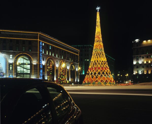Новогодняя ёлка на Лубянской площади в Москве