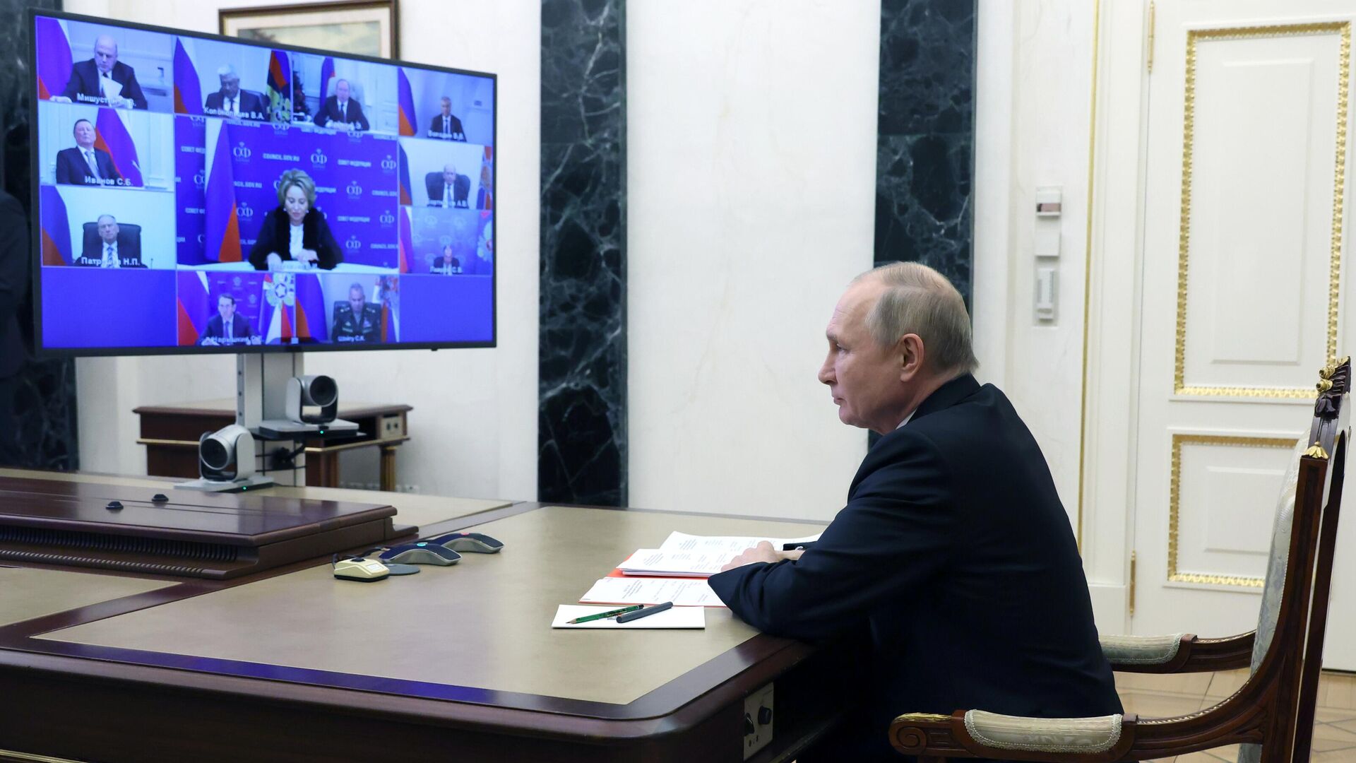Президент РФ Владимир Путин проводит оперативное совещание с постоянными членами Совета безопасности РФ в режиме видеоконференции - РИА Новости, 1920, 21.12.2022