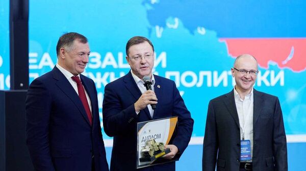 Вице-премьер РФ Марат Хуснуллин вручает губернатору Самарской области Дмитрию Азарову награду за образцовое исполнение дорожного нацпроекта. Архивное фото