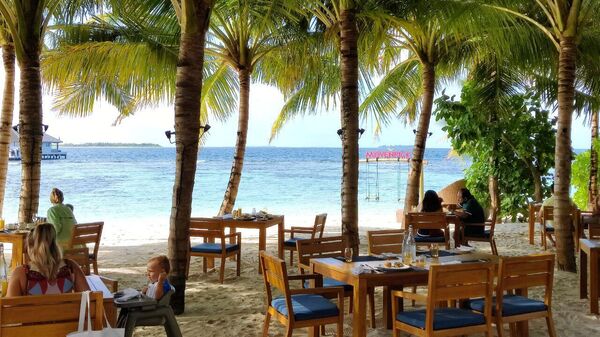Мальдивы. Завтрак на пляже в отеле Mövenpick Resort Kuredhivaru Maldives