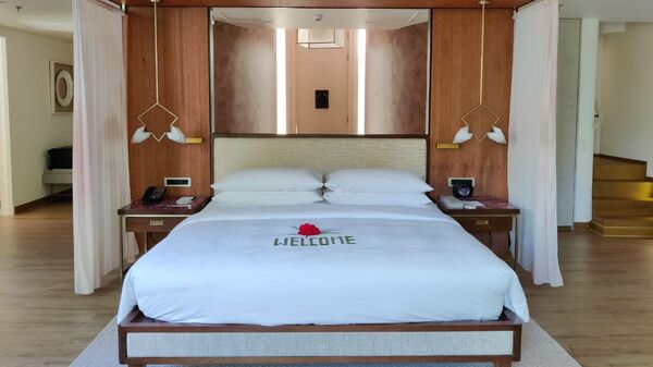 Приветствие гостей в номере отеля JW Marriott Maldives Resort & Spa на Мальдивах