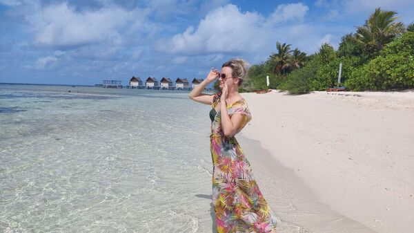 Туристка на пляже на Мальдивах