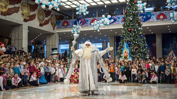 Дед Мороз во время новогоднего представления в Государственном Кремлевском дворце в Москве