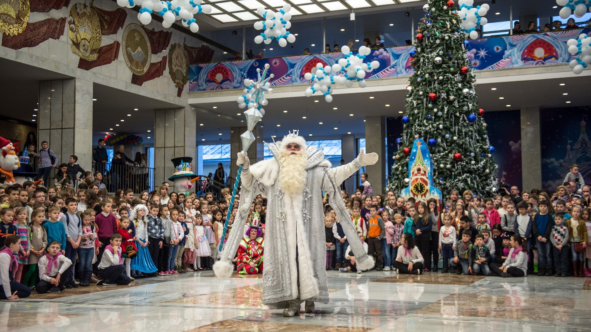 Дед Мороз во время новогоднего представления - РИА Новости, 1920, 26.12.2022