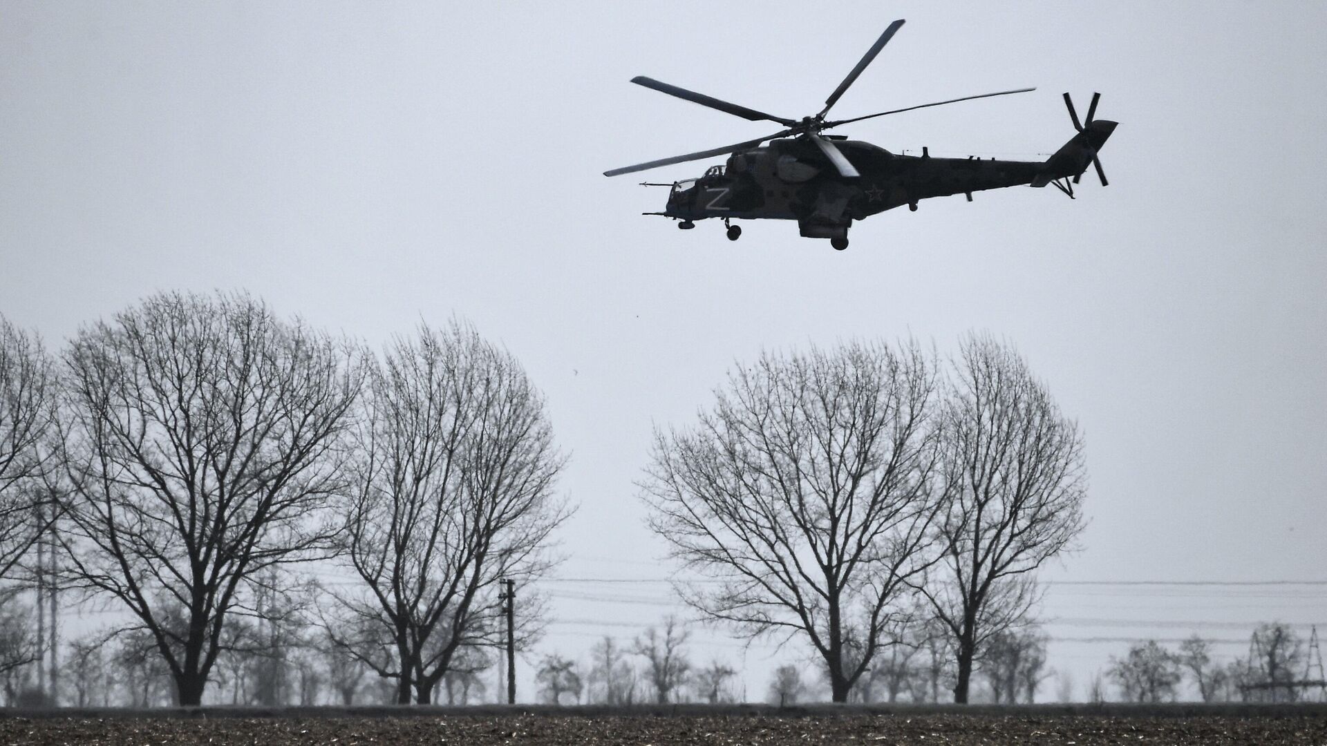 Вертолет Ми-35М пролетает над полевым аэродромом ВКС России в зоне проведения специальной военной операции - РИА Новости, 1920, 13.08.2024