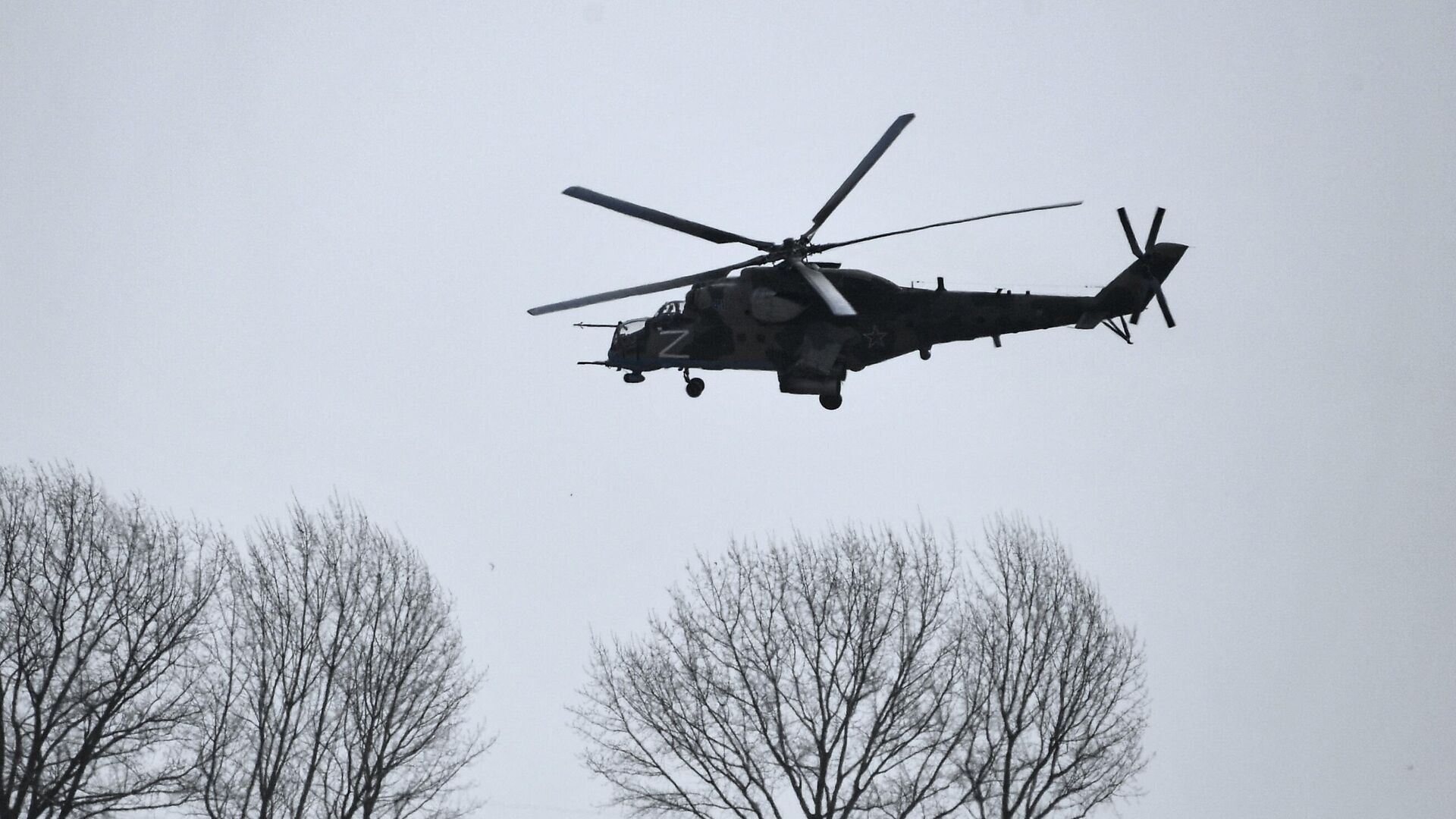 Вертолет Ми-35М пролетает над полевым аэродромом ВКС России в зоне проведения специальной военной операции - РИА Новости, 1920, 19.02.2023