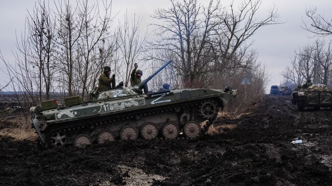 Военнослужащие народной милиции ДНР на боевой машине пехоты БМП-1