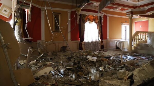 Последствия обстрела ресторана Шеш-Беш в Ленинском районе Донецка