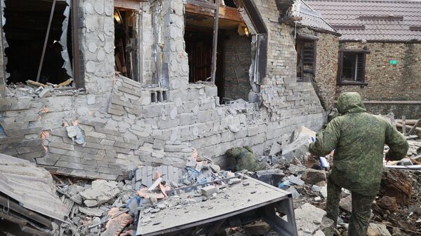 Последствия обстрела гостиницы в Ленинском районе Донецка