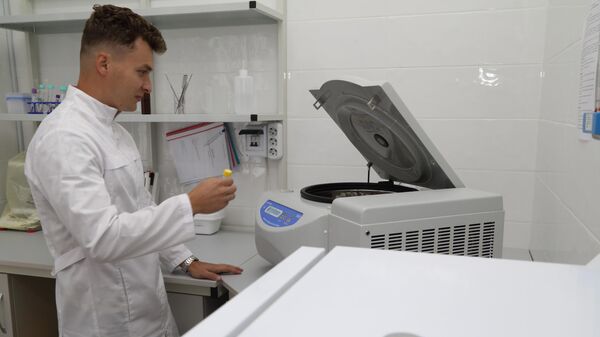 Ассистент НОЛ ЖЛПИ С. Казаков проверяет оборудование для пробоподготовки биообразцов
