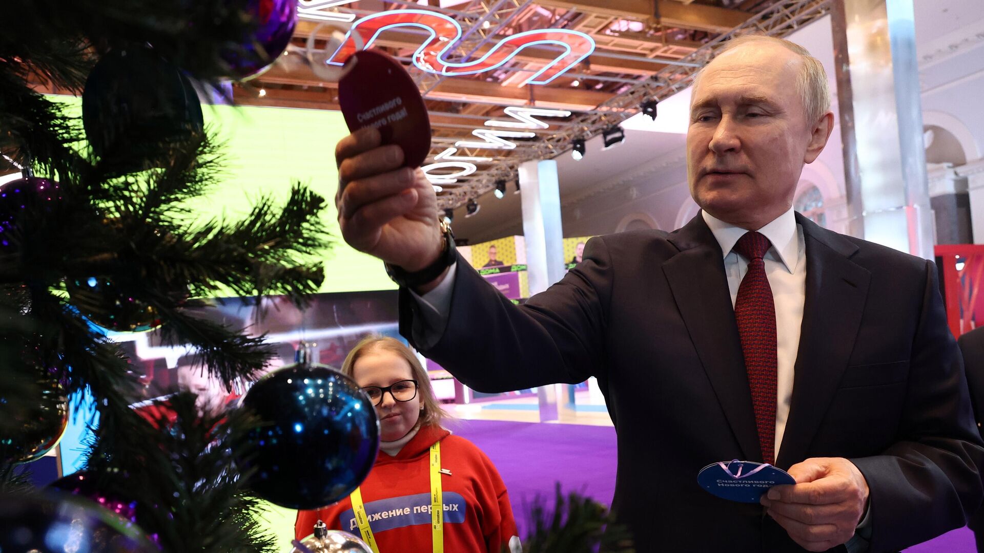 Путин поговорил с восьмилетней Агатой, чью открытку снял с "Елки желаний"