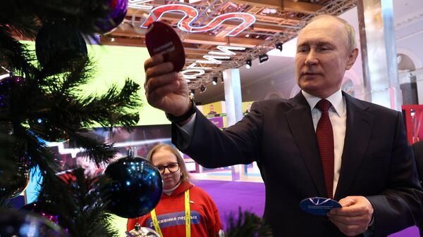 Владимир Путин принимает участие во Всероссийской благотворительной акции Елка желаний