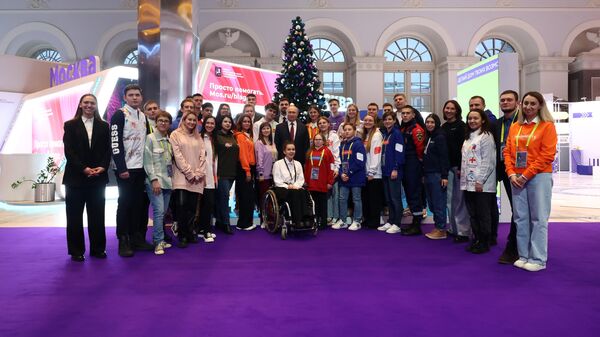 Президент РФ Владимир Путин фотографируется с представителями молодежных сообществ