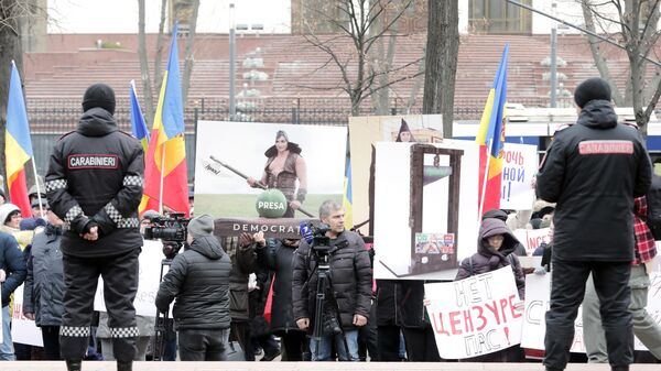 Сотрудники полиции и участники акции протеста работников телеканалов в Кишиневе. Архивное фото