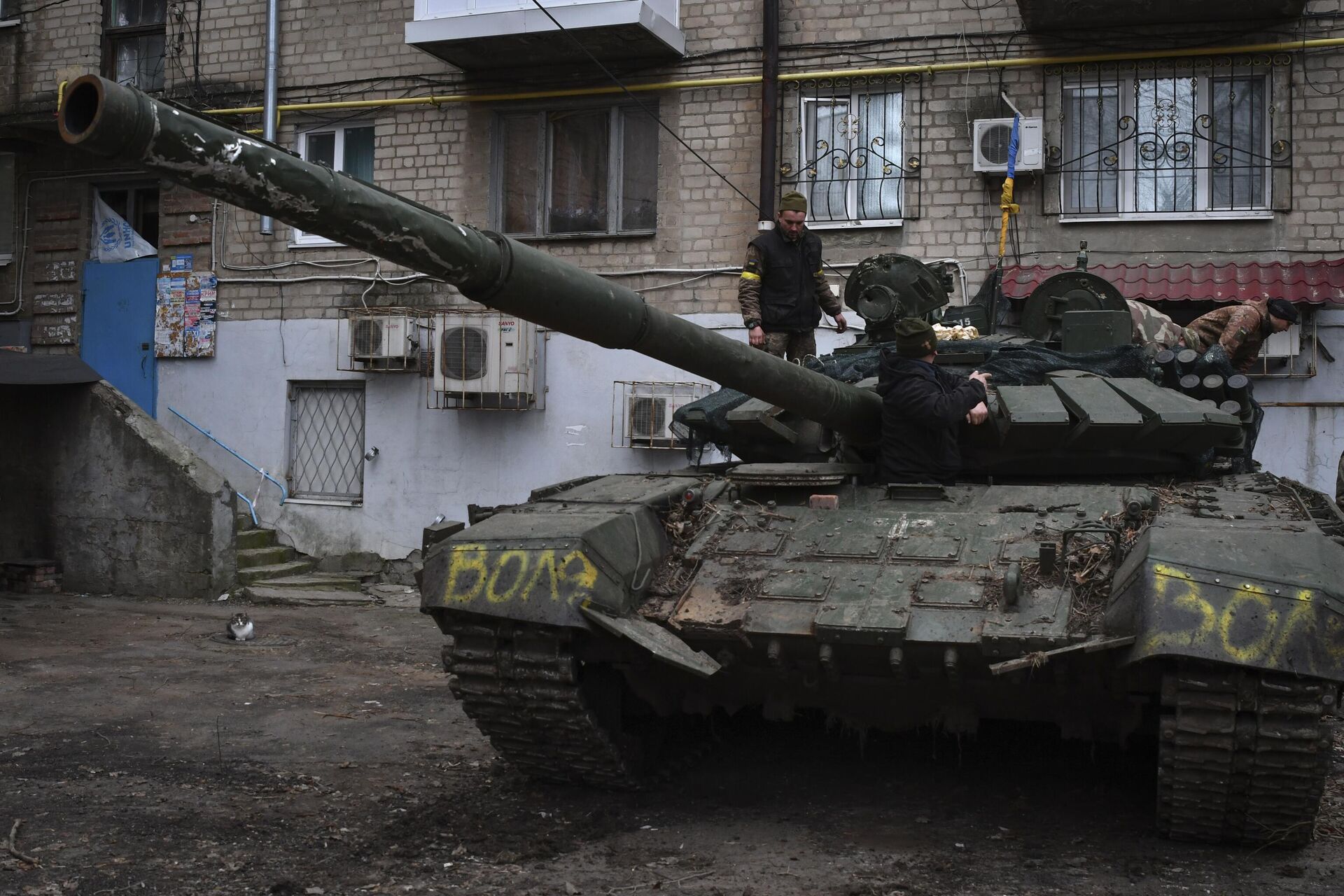 Украинский танк во дворе жилого дома в Артемовске (украинское название — Бахмут) - РИА Новости, 1920, 10.04.2023