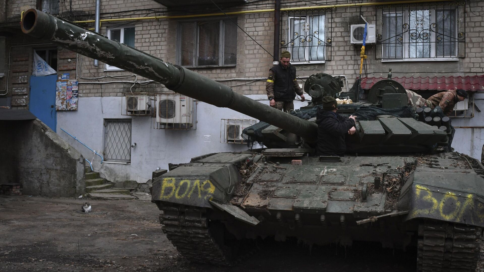 Украинский танк во дворе жилого дома в Артемовске (украинское название — Бахмут) - РИА Новости, 1920, 23.12.2022