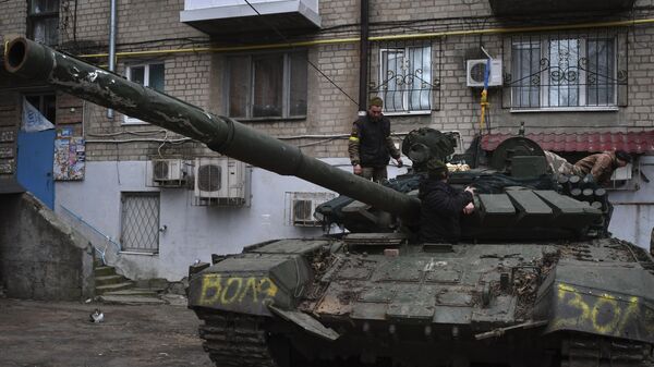 Украинский танк во дворе жилого дома в Артемовске (украинское название — Бахмут)