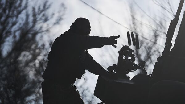 Украинский солдат выбрасывает гильзы из бронетранспортера